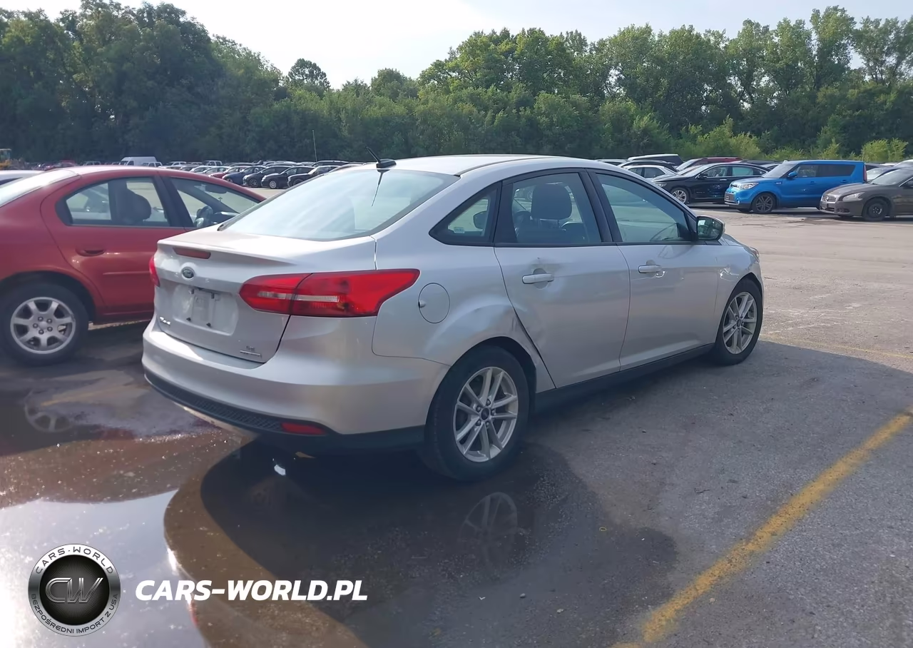 2016 Ford Focus Se VIN:1FADP3F26GL217011 - 4