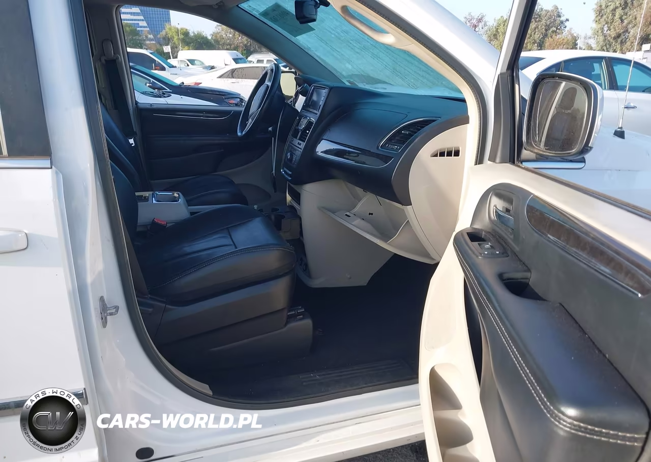 2015 Chrysler Town & Country Touring VIN:2C4RC1BG2FR696356 - 5