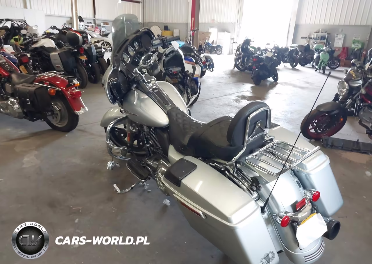 2015 Harley-Davidson Flhxs Street Glide Special VIN:1HD1KRM32FB697738 - 3