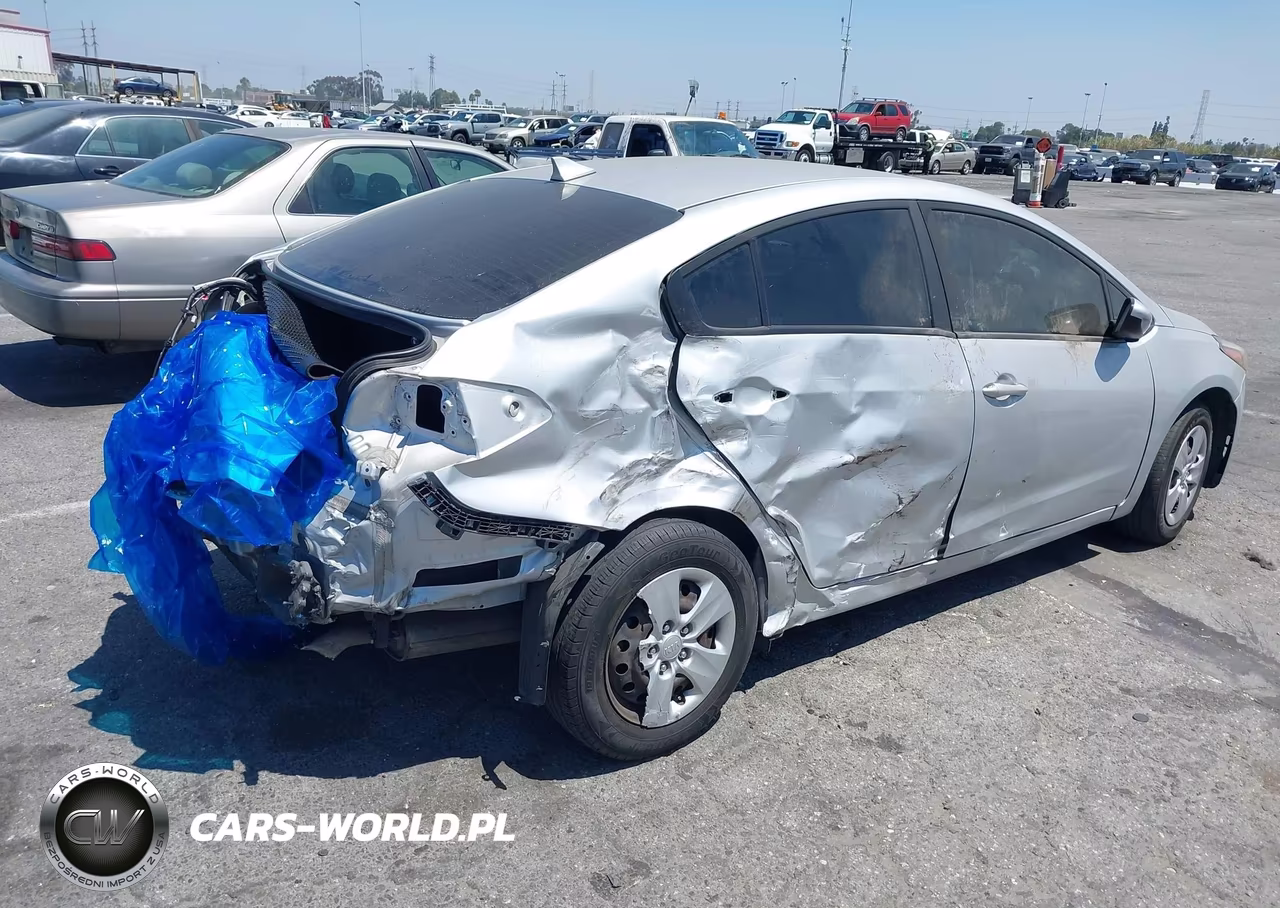 2017 Kia Forte Lx VIN:3KPFK4A71HE125647 - 4