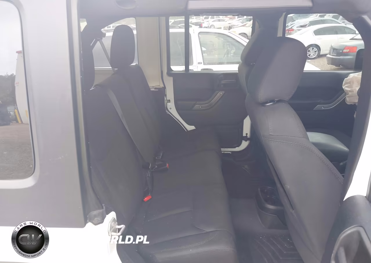 2015 Jeep Wrangler Unlimited Sport VIN:1C4BJWDG8FL520972 - 8