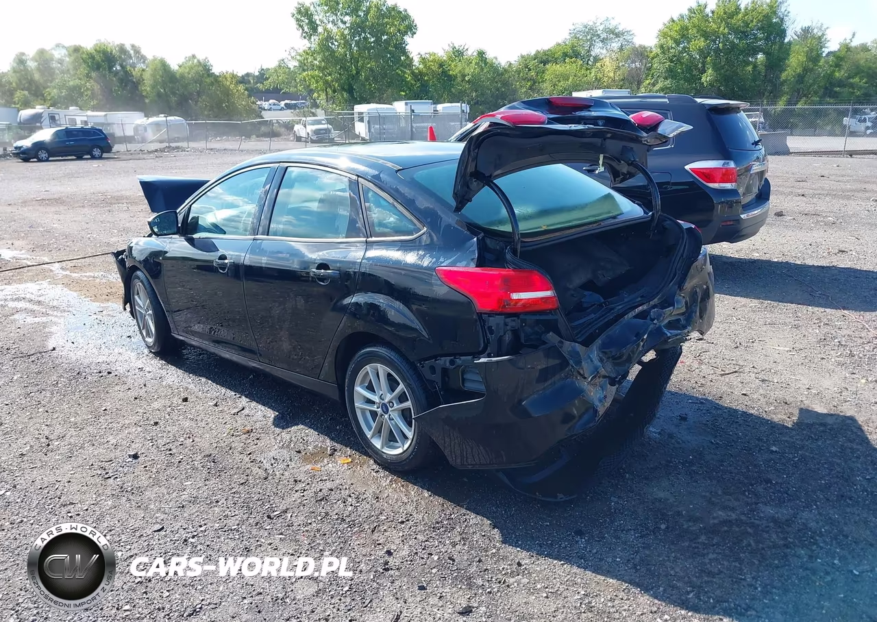 2017 Ford Focus Se VIN:1FADP3F2XHL323172 - 3