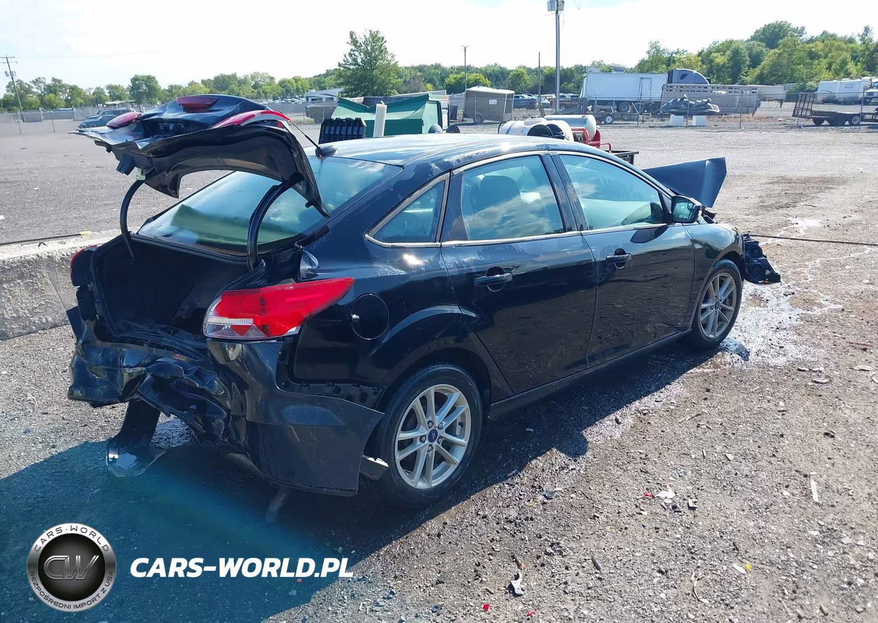 2017 Ford Focus Se VIN:1FADP3F2XHL323172 - 4