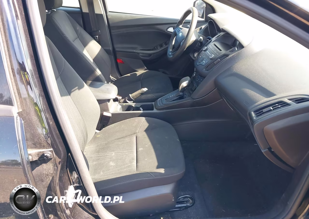 2017 Ford Focus Se VIN:1FADP3F2XHL323172 - 5