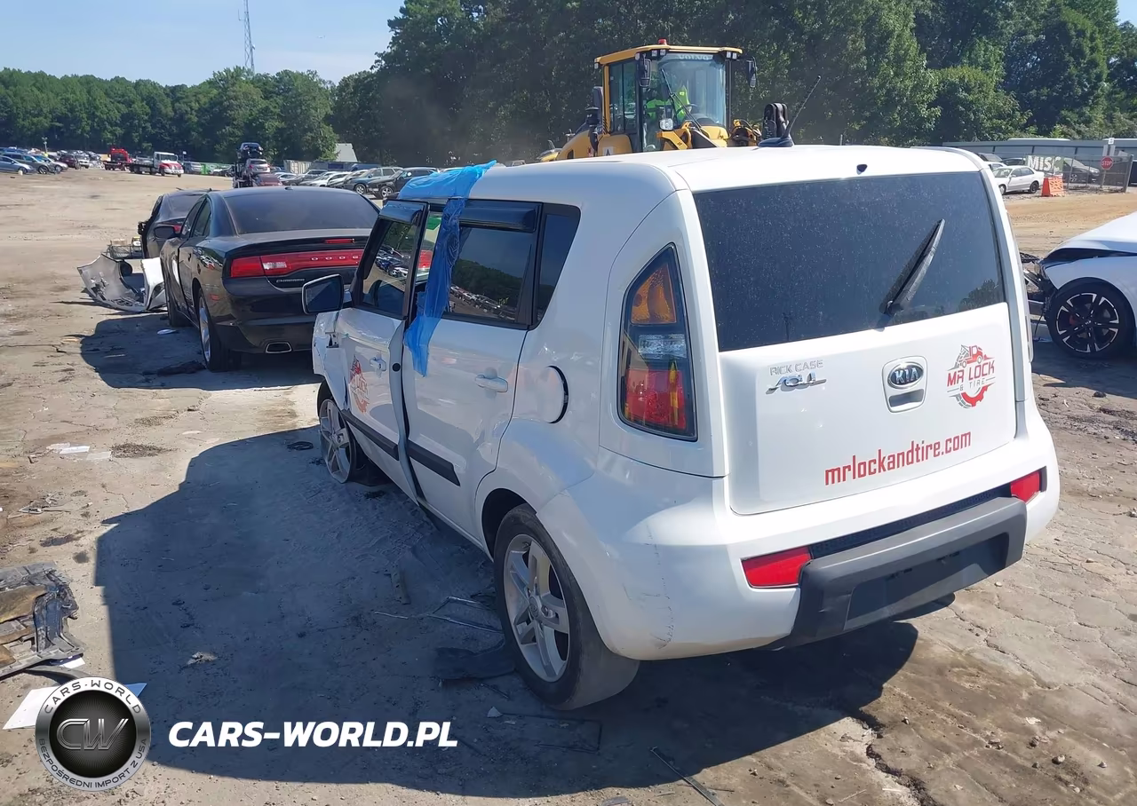 2011 Kia Soul + VIN:KNDJT2A21B7262174 - 3