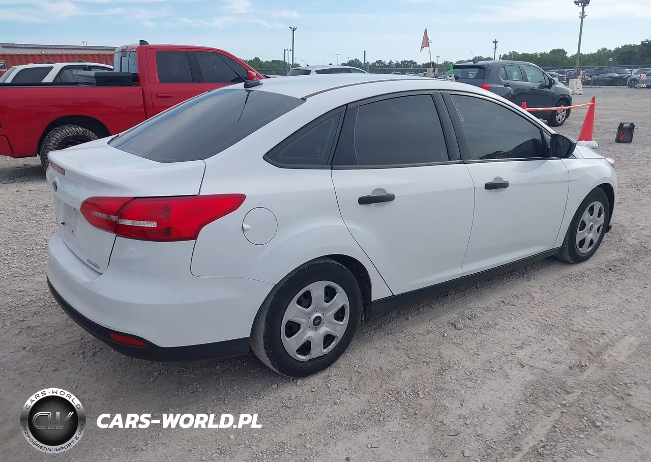 2016 Ford Focus S VIN:1FADP3E2XGL267007 - 4