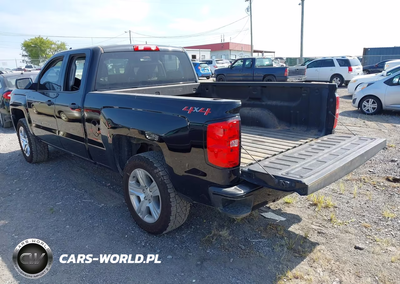2018 Chevrolet Silverado 1500 Custom VIN:1GCVKPEC8JZ153914 - 3