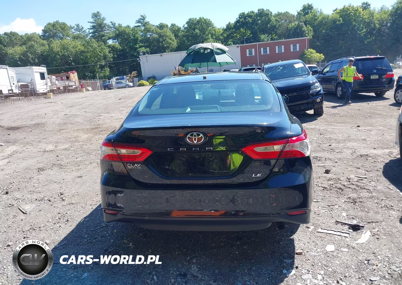 TOYOTA CAMRY VIN:4T1B11HK5JU562984 - 17