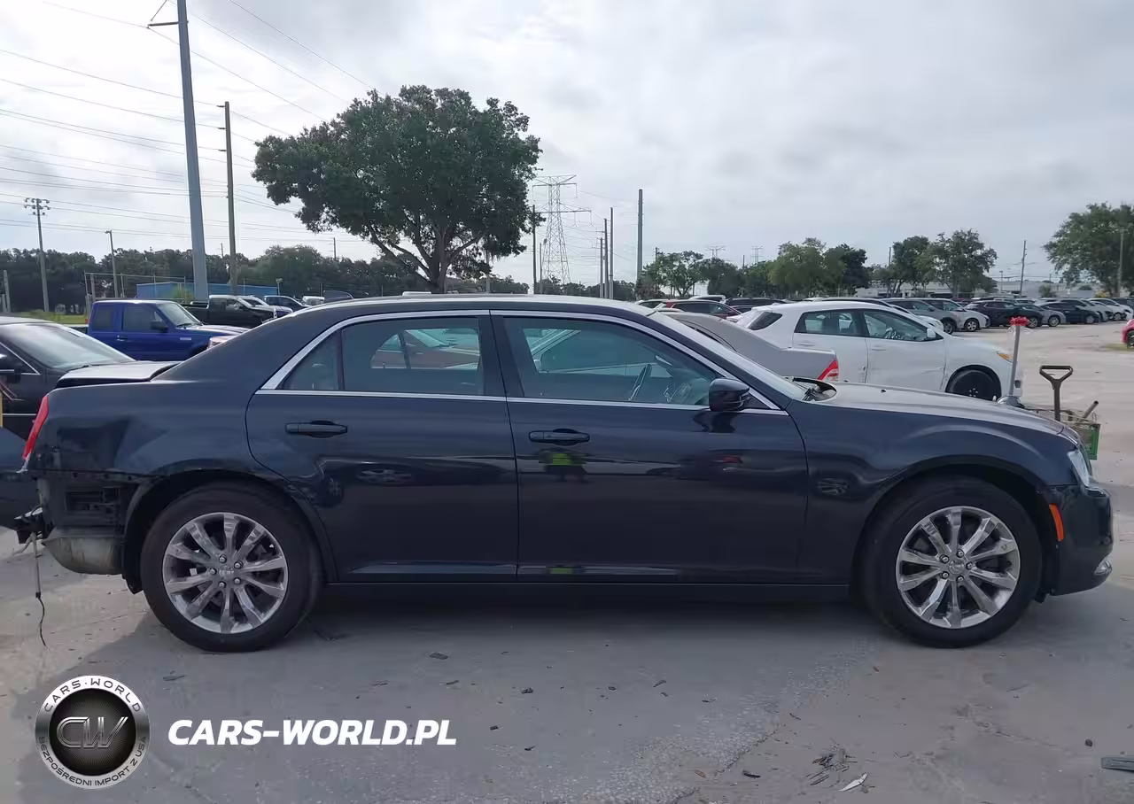 2015 Chrysler 300 Limited VIN:2C3CCARGXFH757085 - 14