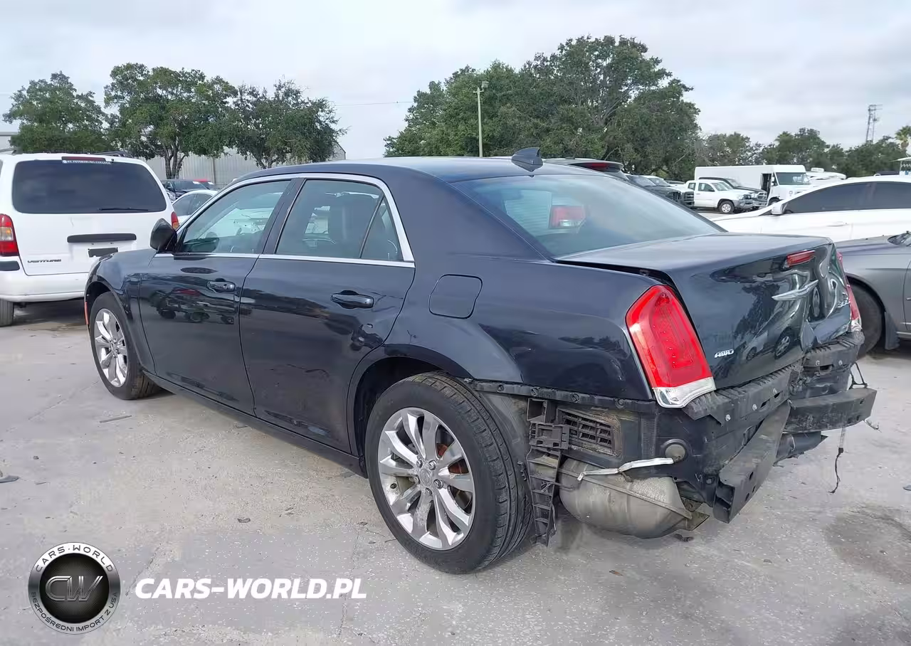 2015 Chrysler 300 Limited VIN:2C3CCARGXFH757085 - 3