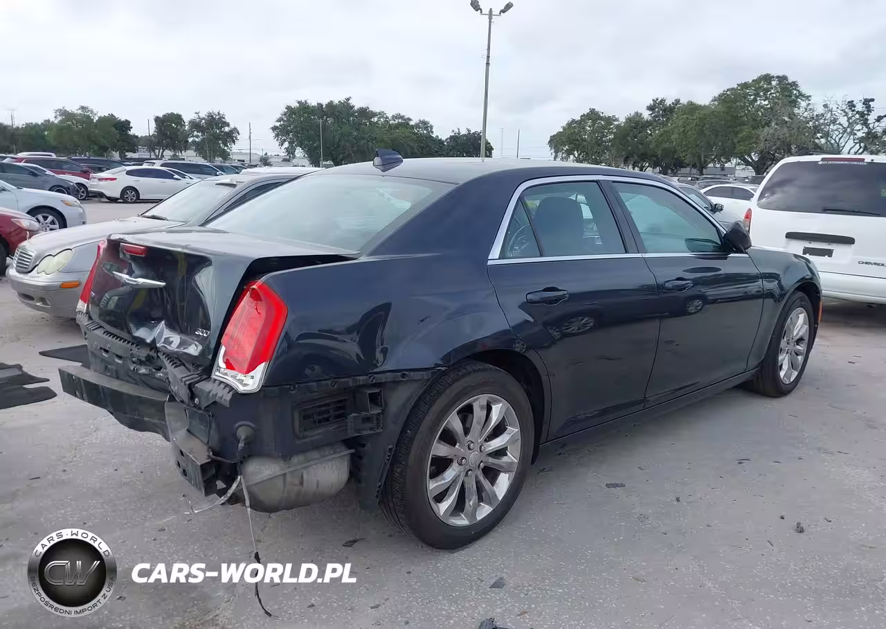 2015 Chrysler 300 Limited VIN:2C3CCARGXFH757085 - 4