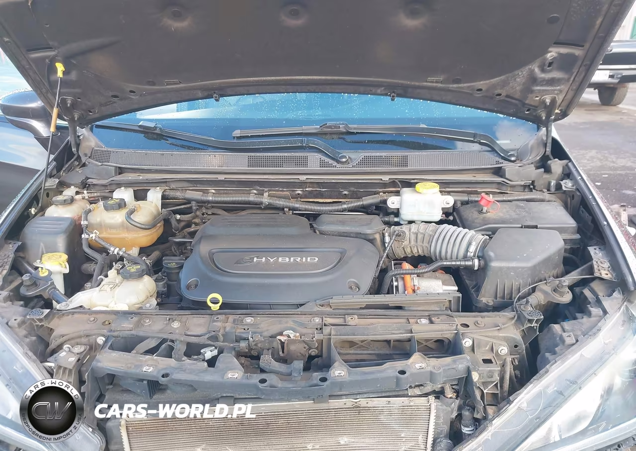 2019 Chrysler Pacifica Hybrid Touring L VIN:2C4RC1L77KR584743 - 10