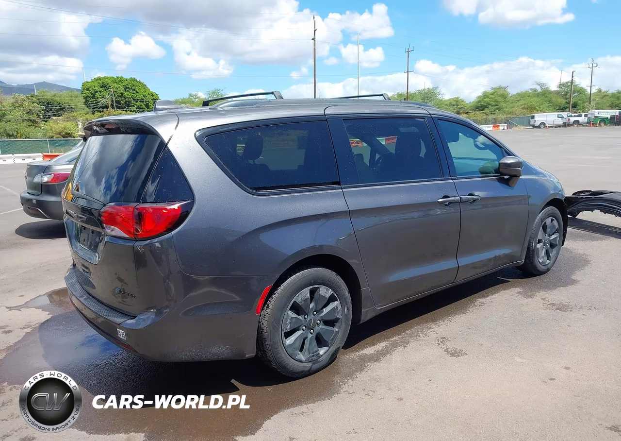 2019 Chrysler Pacifica Hybrid Touring L VIN:2C4RC1L77KR584743 - 4