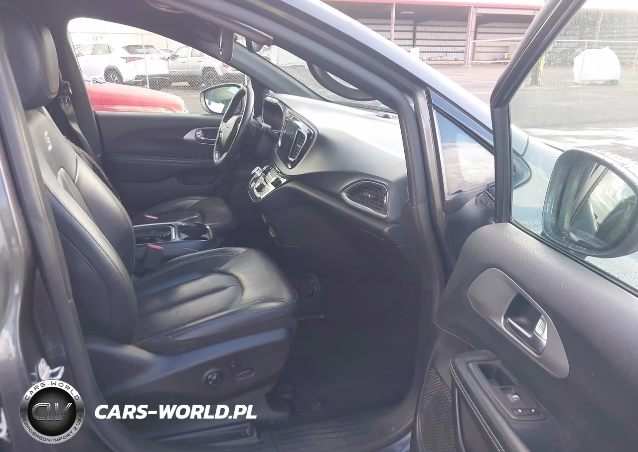 2019 Chrysler Pacifica Hybrid Touring L VIN:2C4RC1L77KR584743 - 5
