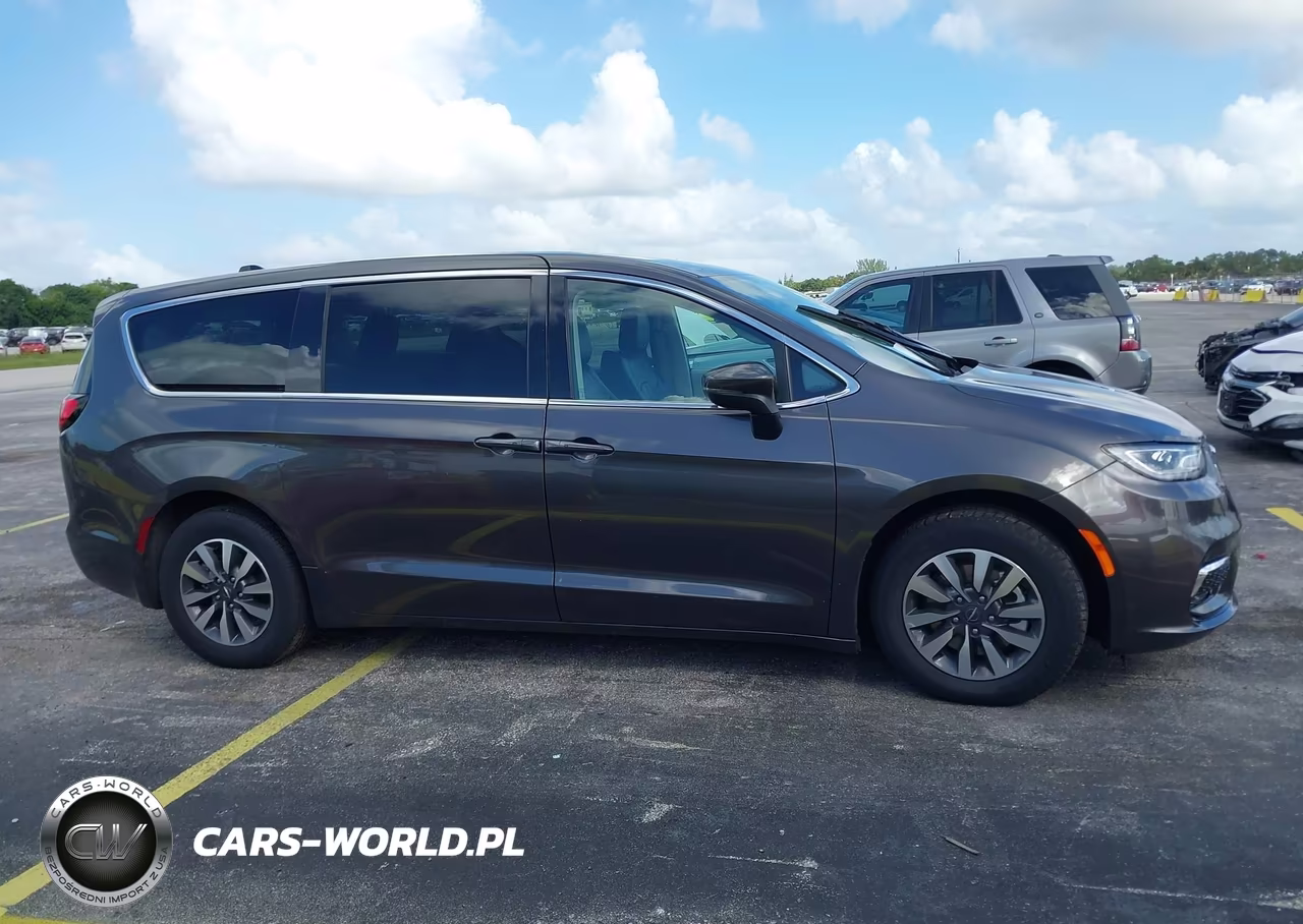2023 Chrysler Pacifica Hybrid Touring L VIN:2C4RC1L70PR559027 - 13