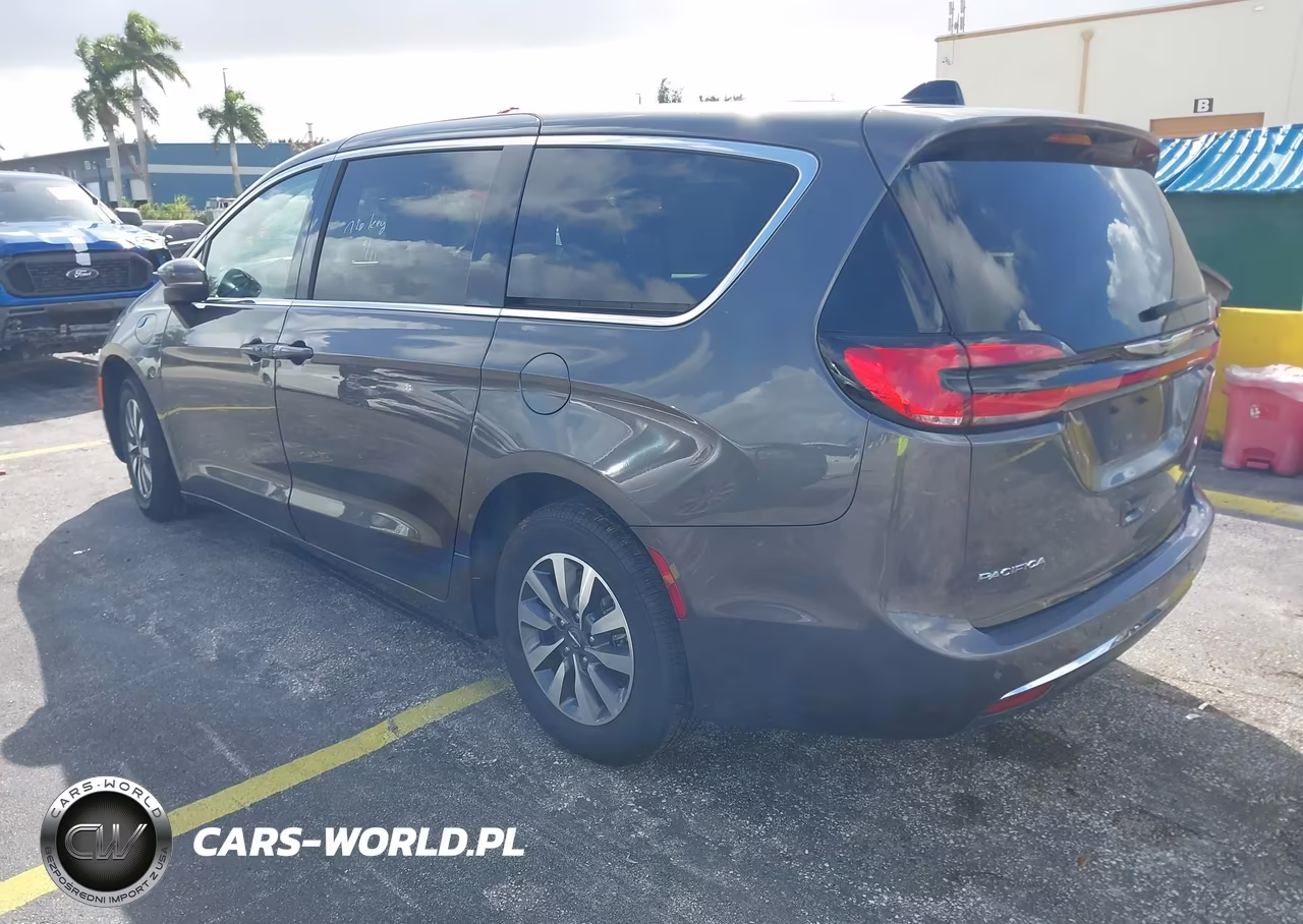 2023 Chrysler Pacifica Hybrid Touring L VIN:2C4RC1L70PR559027 - 3