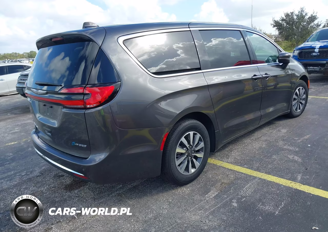 2023 Chrysler Pacifica Hybrid Touring L VIN:2C4RC1L70PR559027 - 4