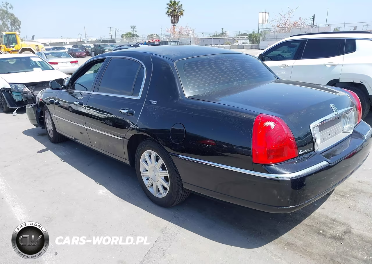 2011 Lincoln Town Car Signature Limited VIN:2LNBL8CV9BX750969 - 3
