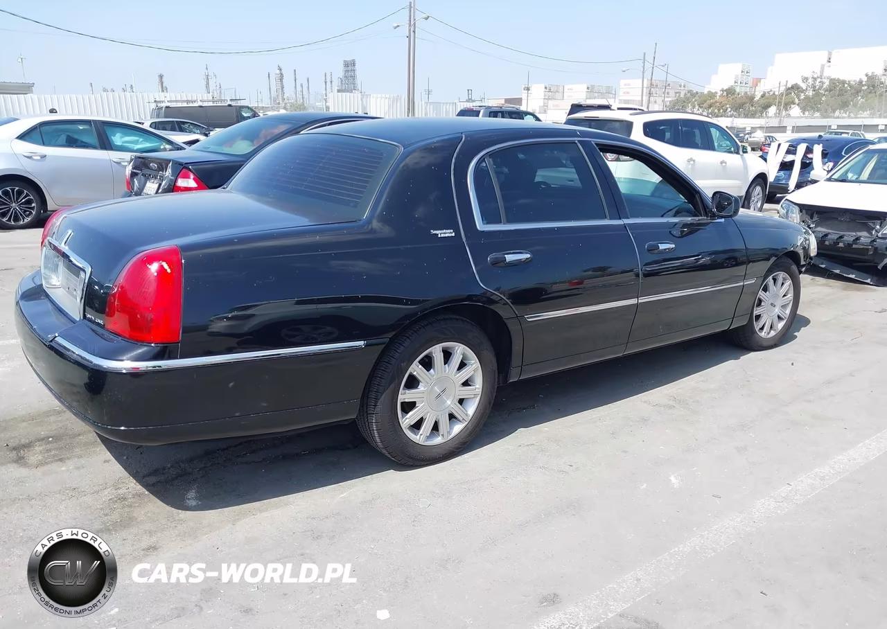 2011 Lincoln Town Car Signature Limited VIN:2LNBL8CV9BX750969 - 4