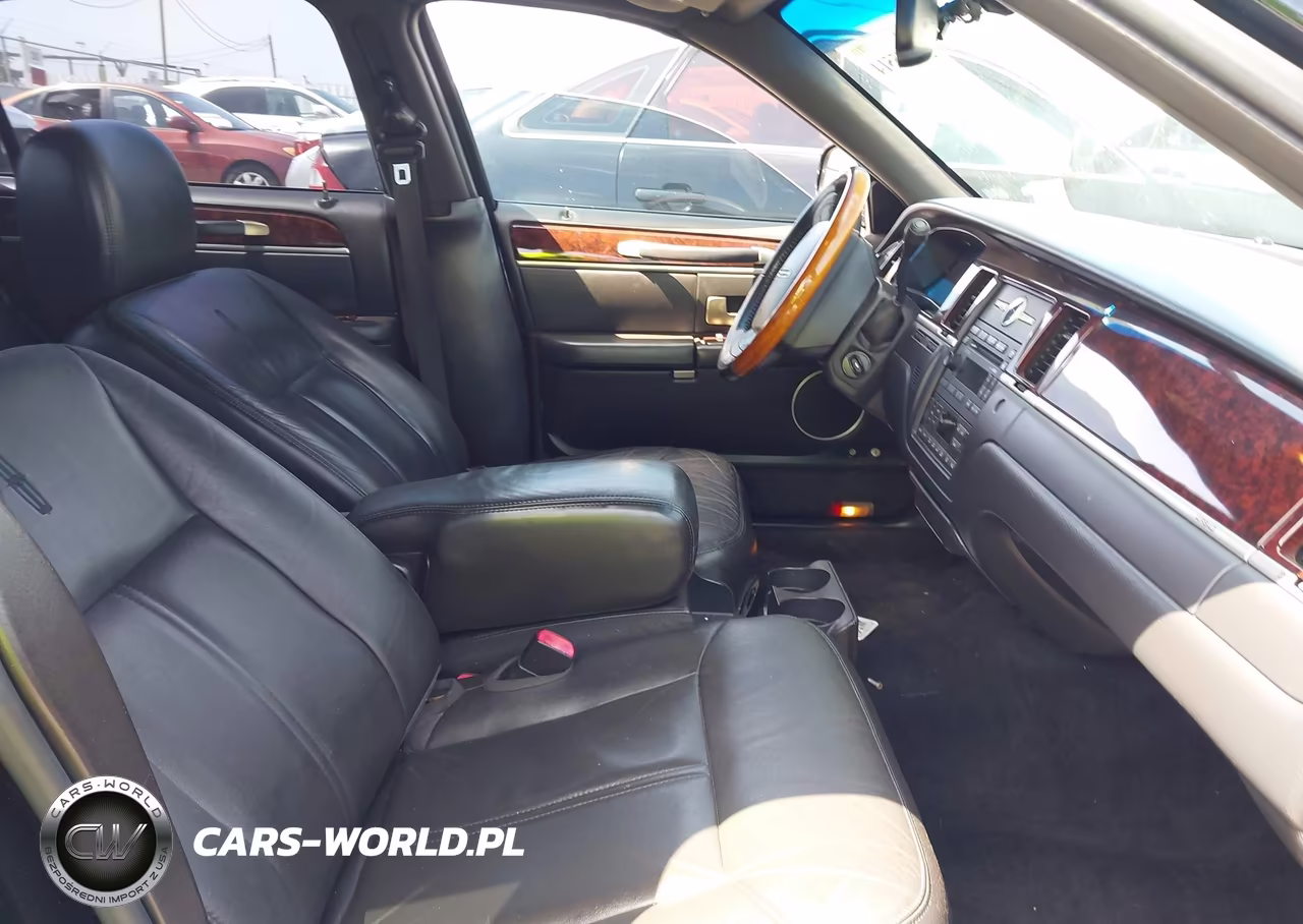 2011 Lincoln Town Car Signature Limited VIN:2LNBL8CV9BX750969 - 5