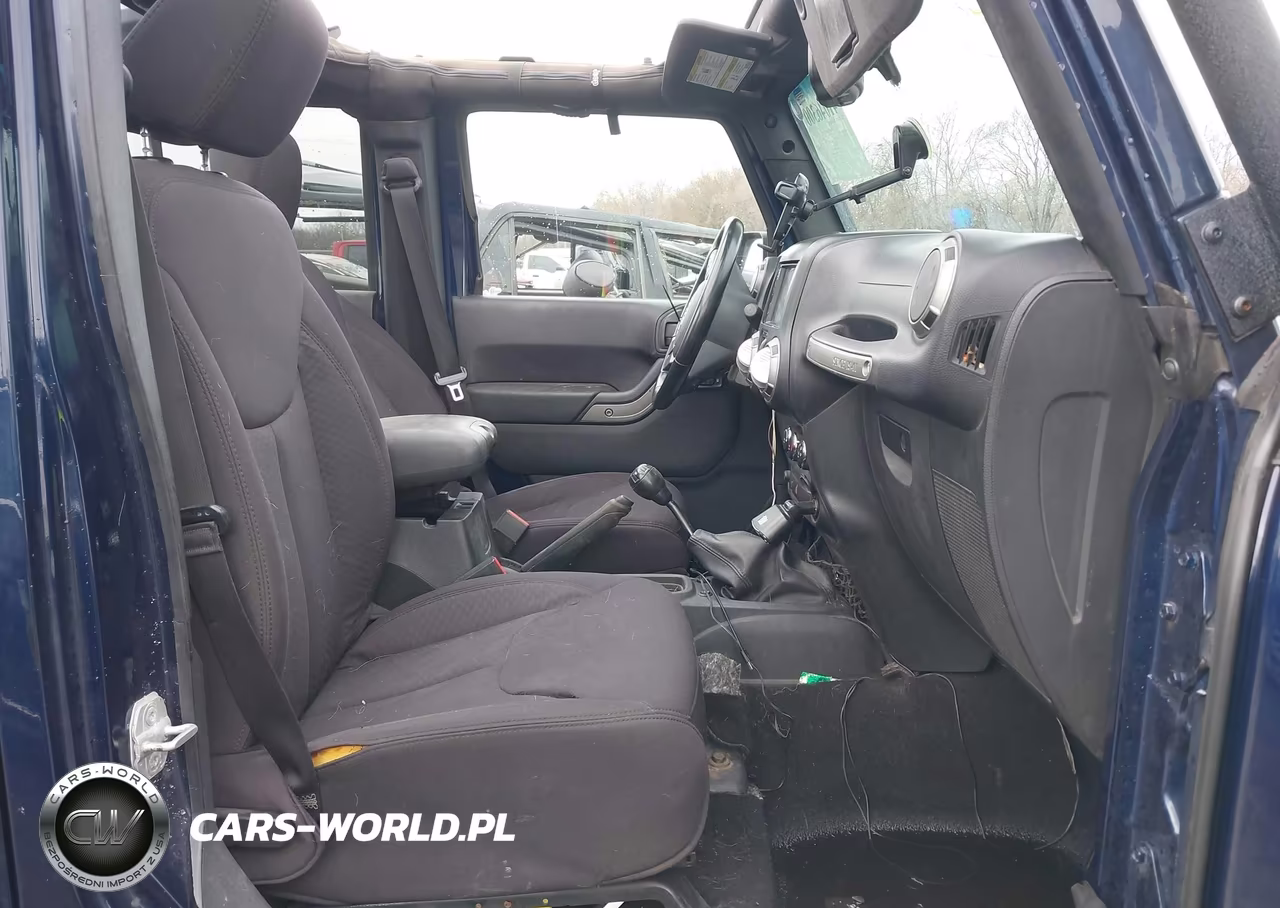 2013 Jeep Wrangler Unlimited Sport VIN:1C4BJWDG5DL524569 - 5