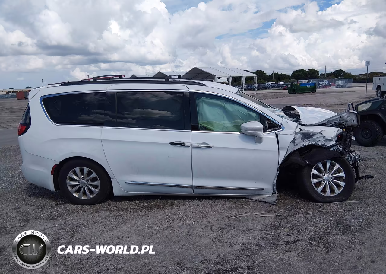 2017 Chrysler Pacifica Touring-L VIN:2C4RC1BG0HR810776 - 13