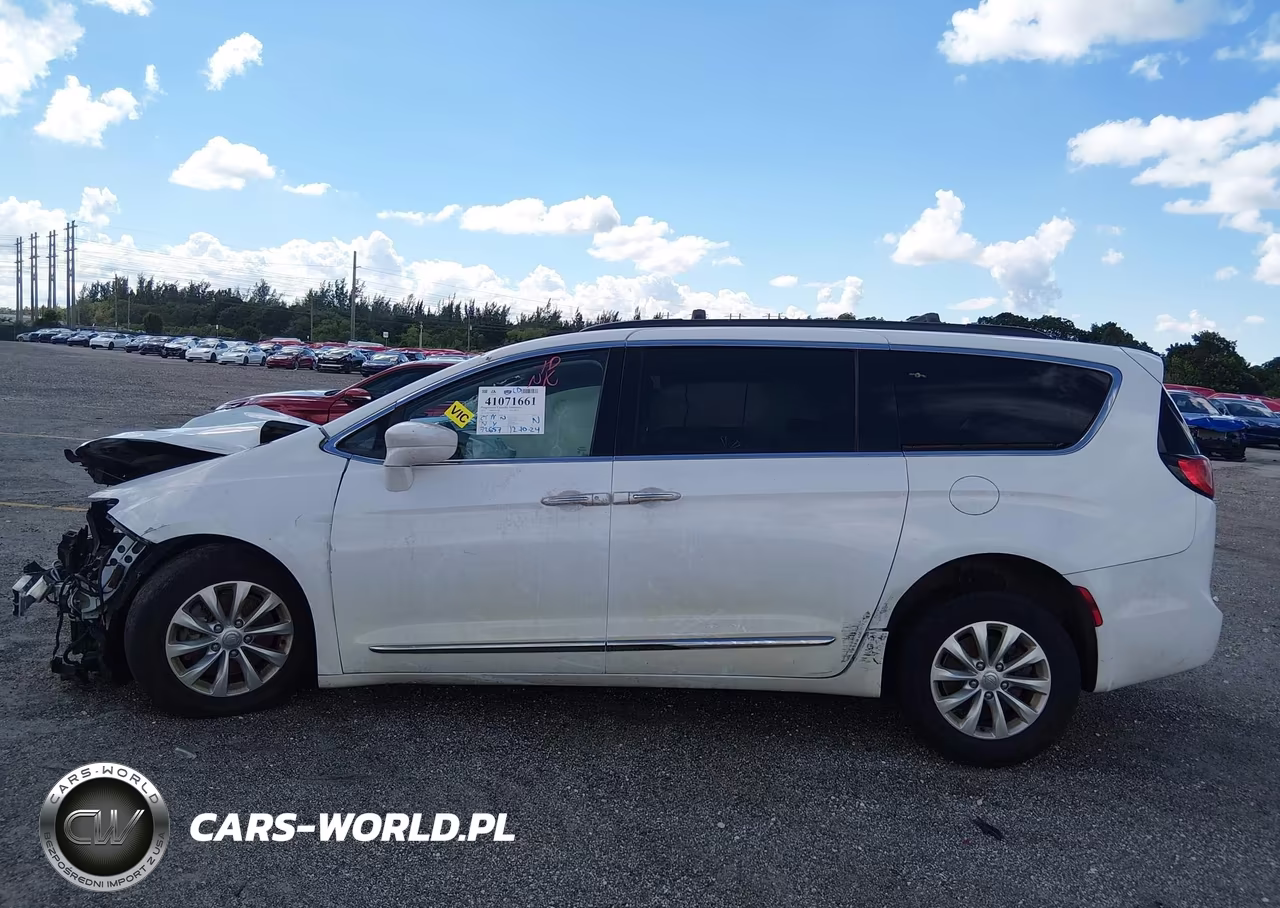 2017 Chrysler Pacifica Touring-L VIN:2C4RC1BG0HR810776 - 14