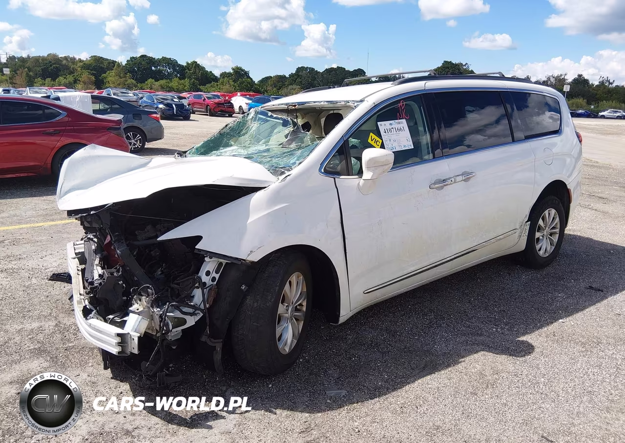 2017 Chrysler Pacifica Touring-L VIN:2C4RC1BG0HR810776 - 2