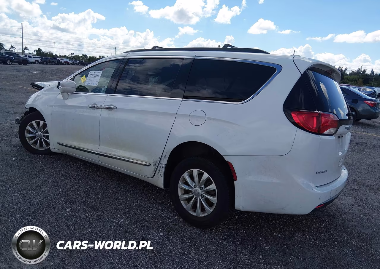 2017 Chrysler Pacifica Touring-L VIN:2C4RC1BG0HR810776 - 3
