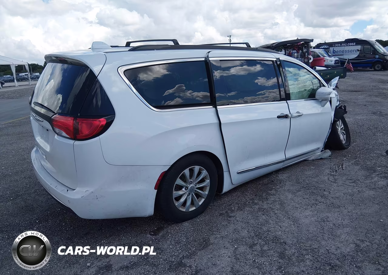 2017 Chrysler Pacifica Touring-L VIN:2C4RC1BG0HR810776 - 4