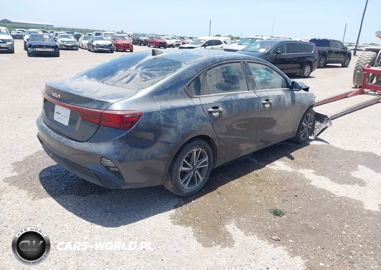 2022 Kia Forte Lxs VIN:3KPF24AD6NE456502 - 4