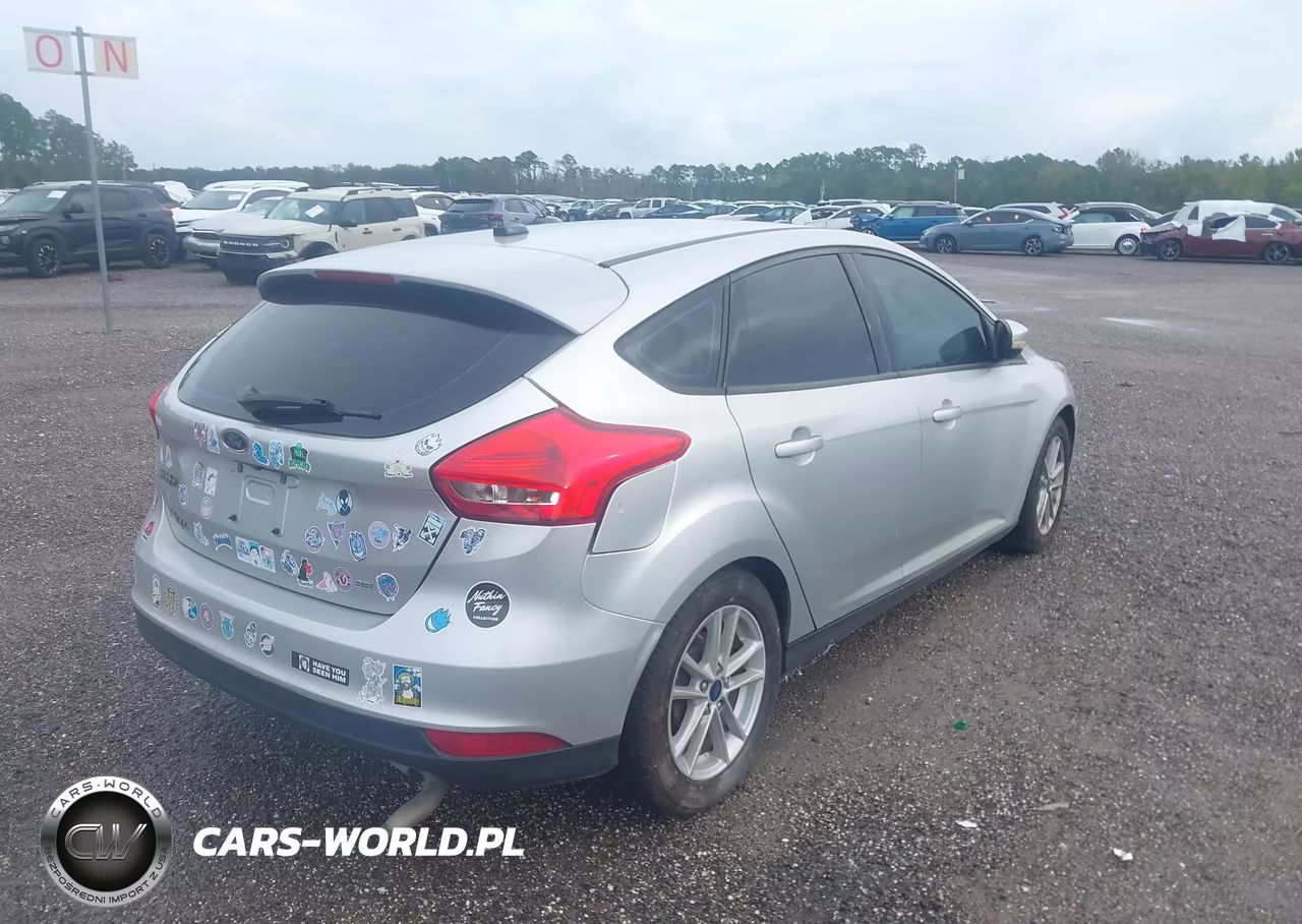 2017 Ford Focus Se VIN:1FADP3K21HL302023 - 4