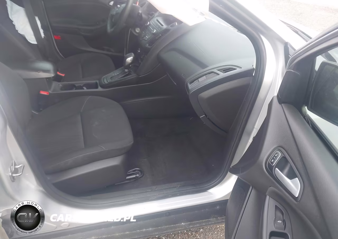 2017 Ford Focus Se VIN:1FADP3K21HL302023 - 5