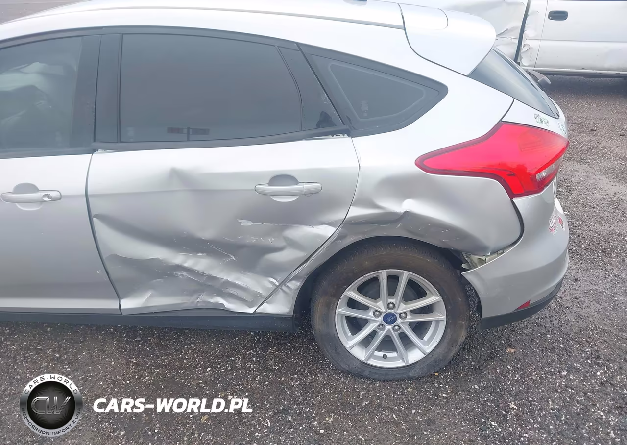 2017 Ford Focus Se VIN:1FADP3K21HL302023 - 6