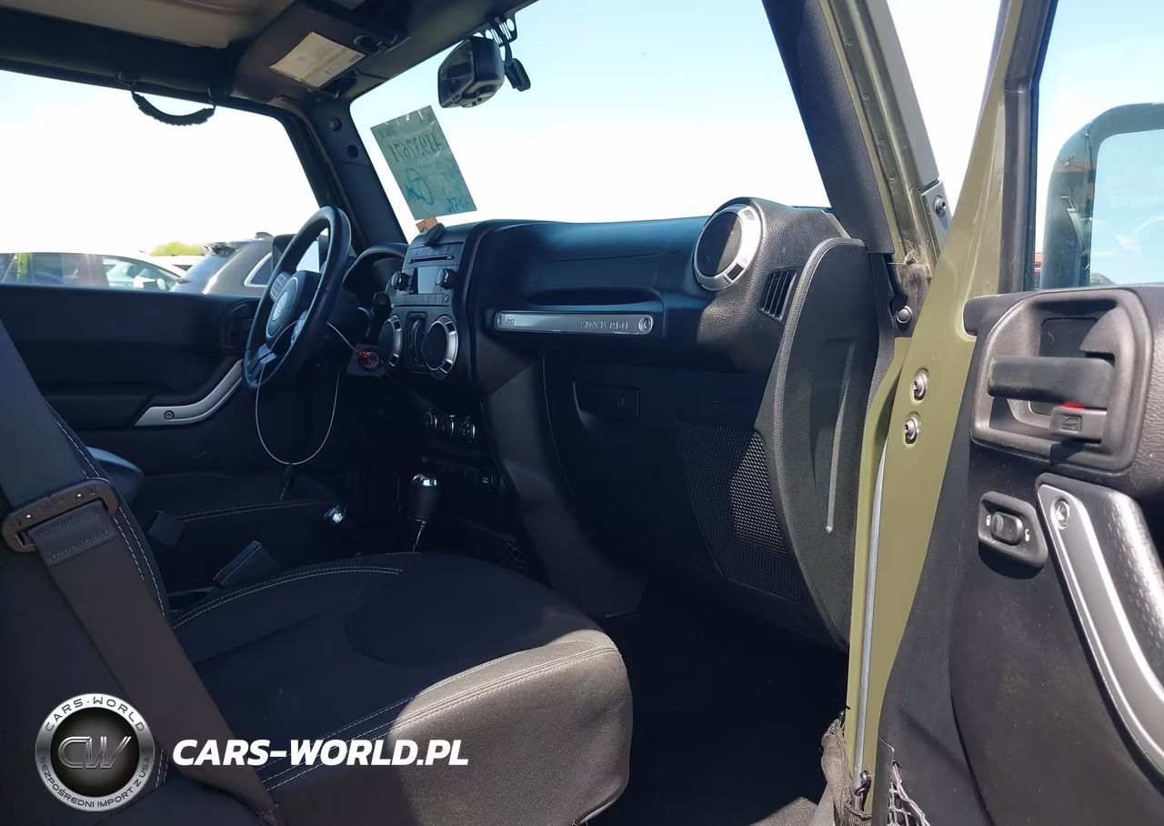 2015 Jeep Wrangler Unlimited Sahara VIN:1C4BJWEG7FL732387 - 5