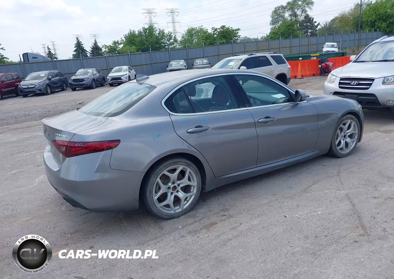 2018 Alfa Romeo Giulia Ti Rwd VIN:ZARFAECNXJ7589715 - 4