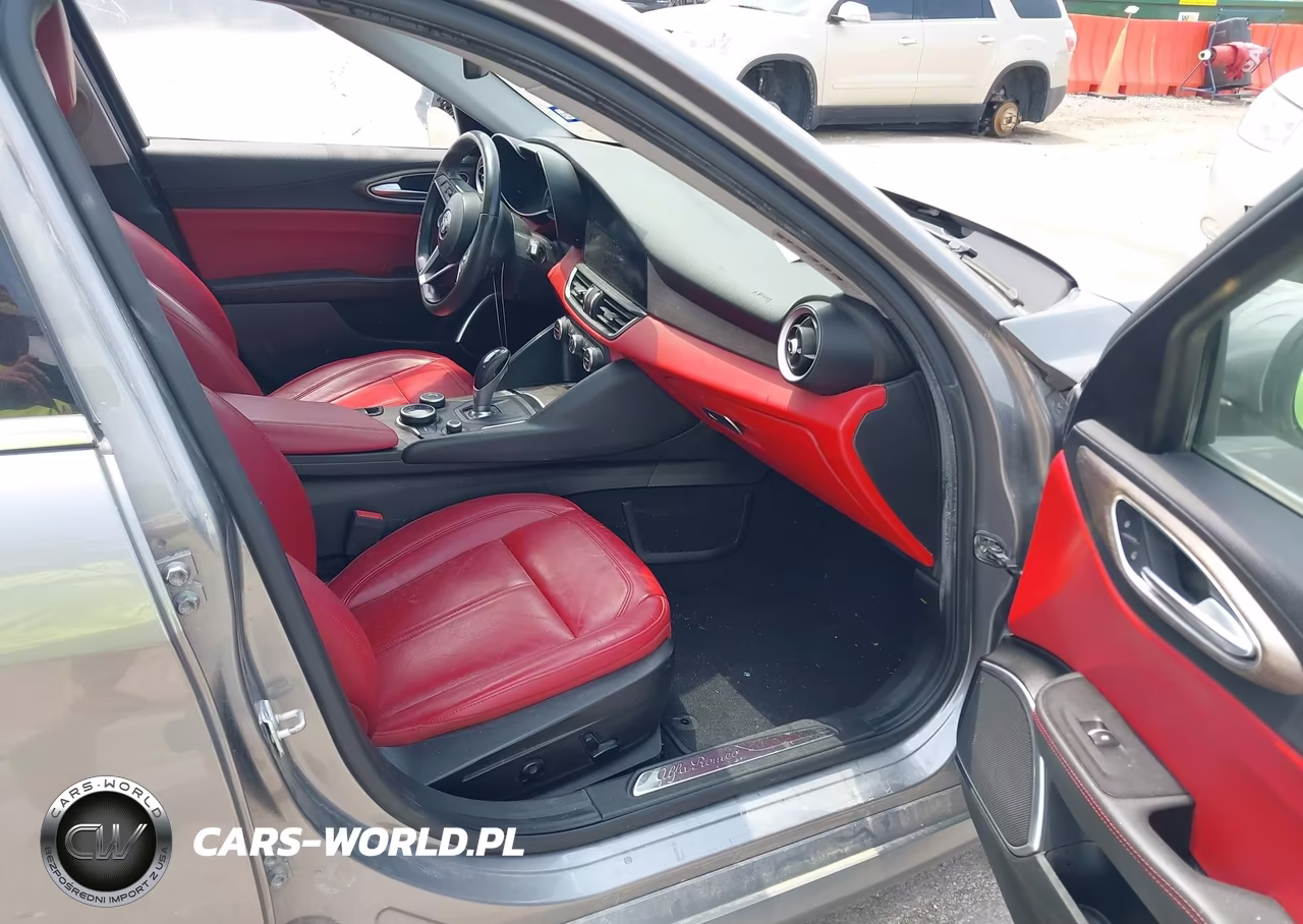 2018 Alfa Romeo Giulia Ti Rwd VIN:ZARFAECNXJ7589715 - 5