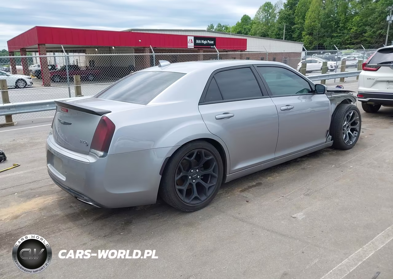 2018 Chrysler 300 300S VIN:2C3CCABG4JH264070 - 4