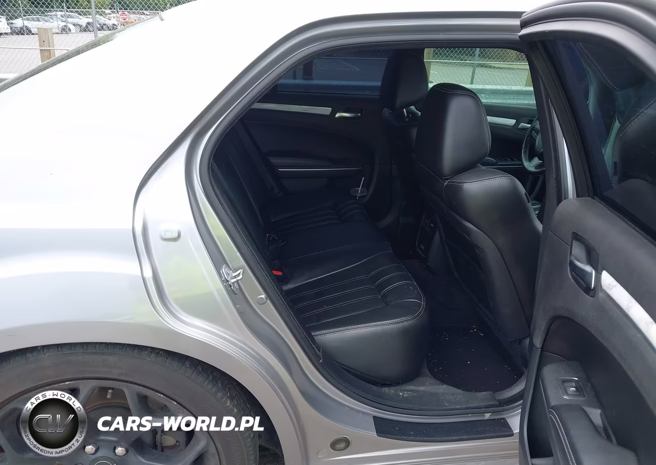2018 Chrysler 300 300S VIN:2C3CCABG4JH264070 - 8