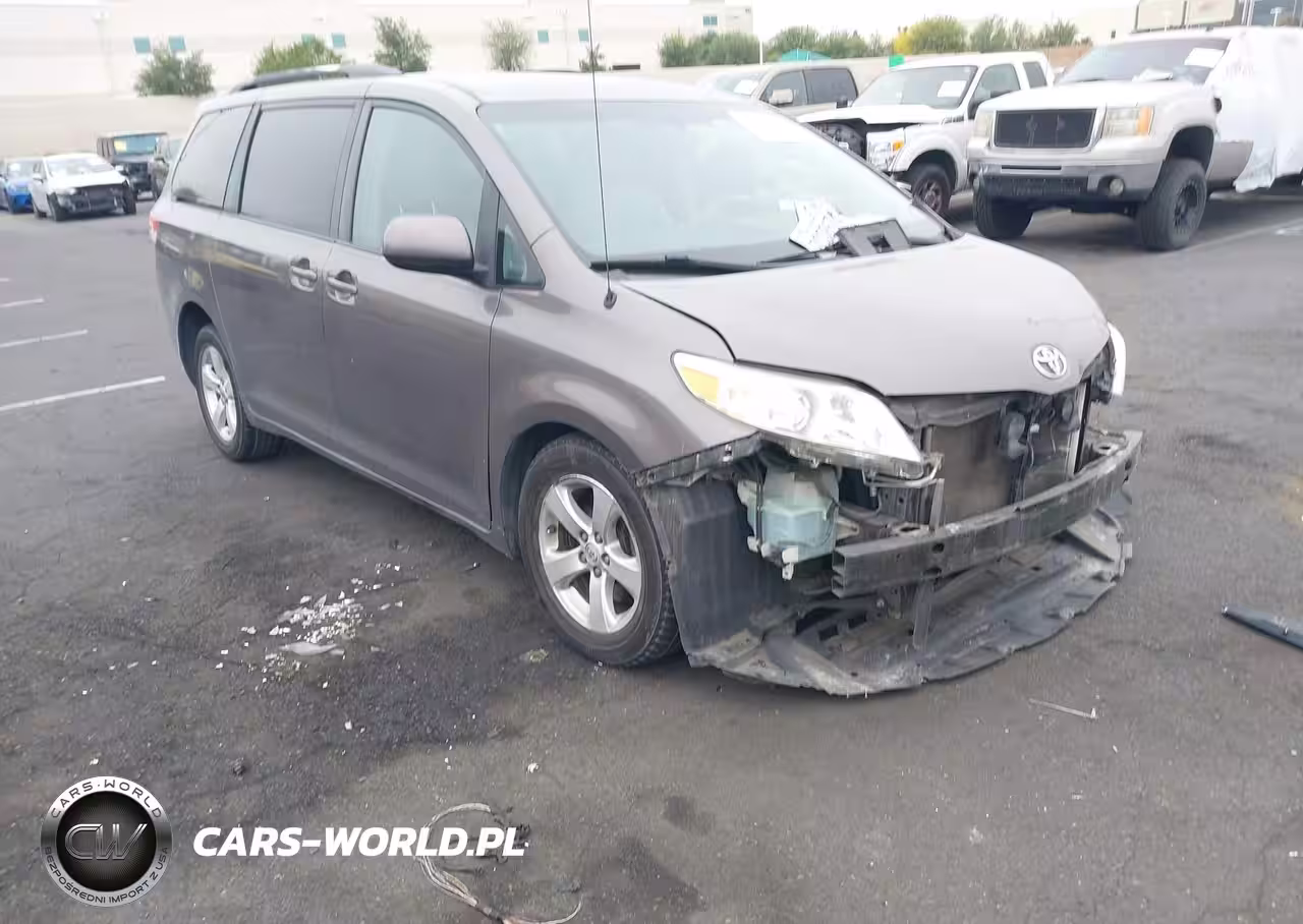 2013 Toyota Sienna Le V6 8 Passenger