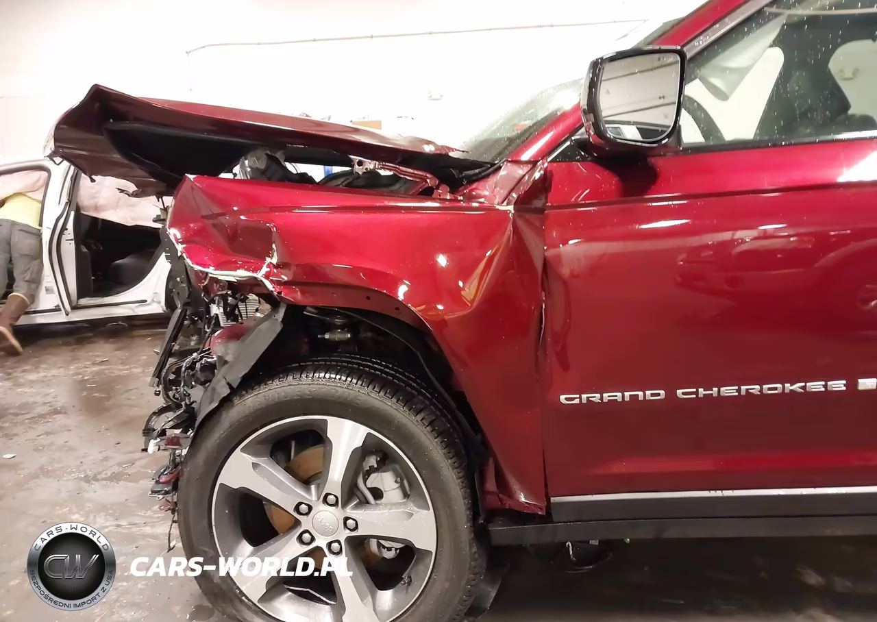 2025 Jeep Grand Cherokee Limited 4X4 VIN:1C4RJHBG0SC309630 - 17