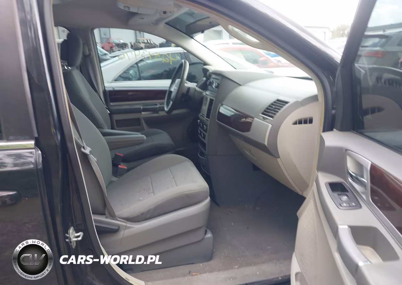 2010 Chrysler Town & Country Touring VIN:2A4RR5D15AR305122 - 5
