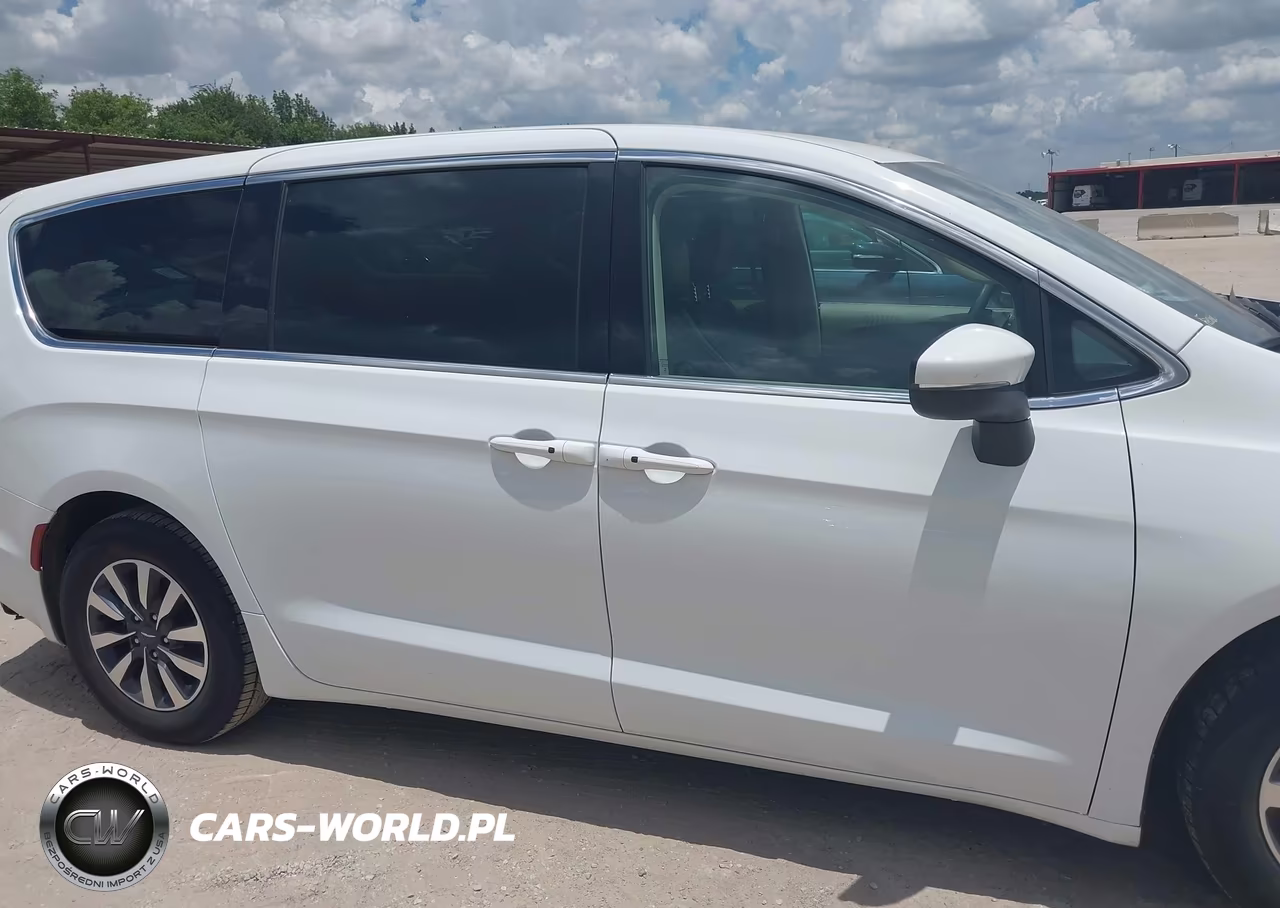 2023 Chrysler Pacifica Hybrid Touring L VIN:2C4RC1L71PR622474 - 13