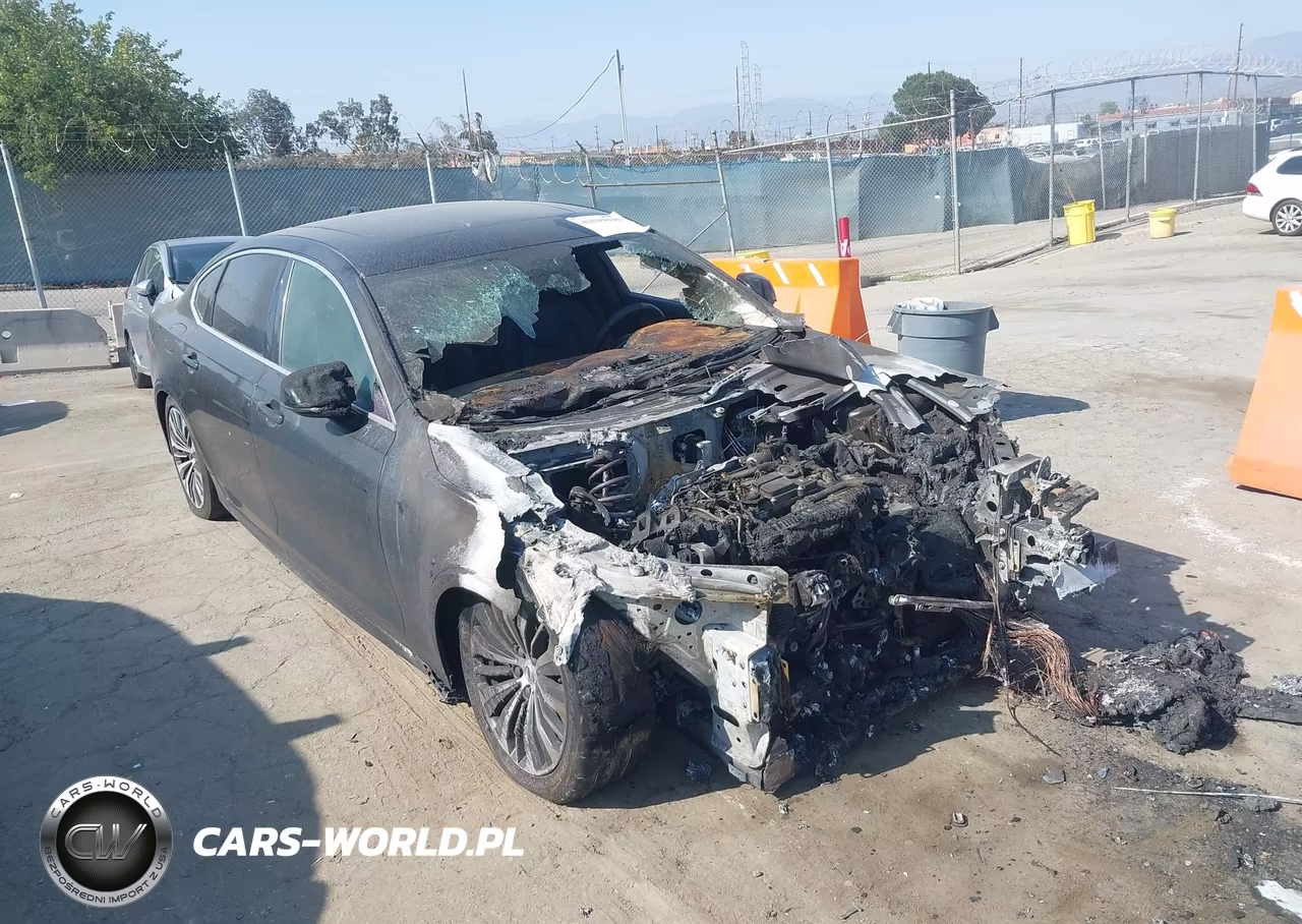 2022 Volvo S90 B6 Momentum