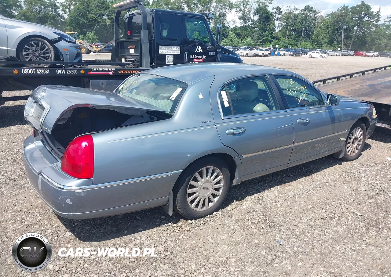 2003 Lincoln Town Car Signature VIN:1LNHM82W63Y648449 - 4