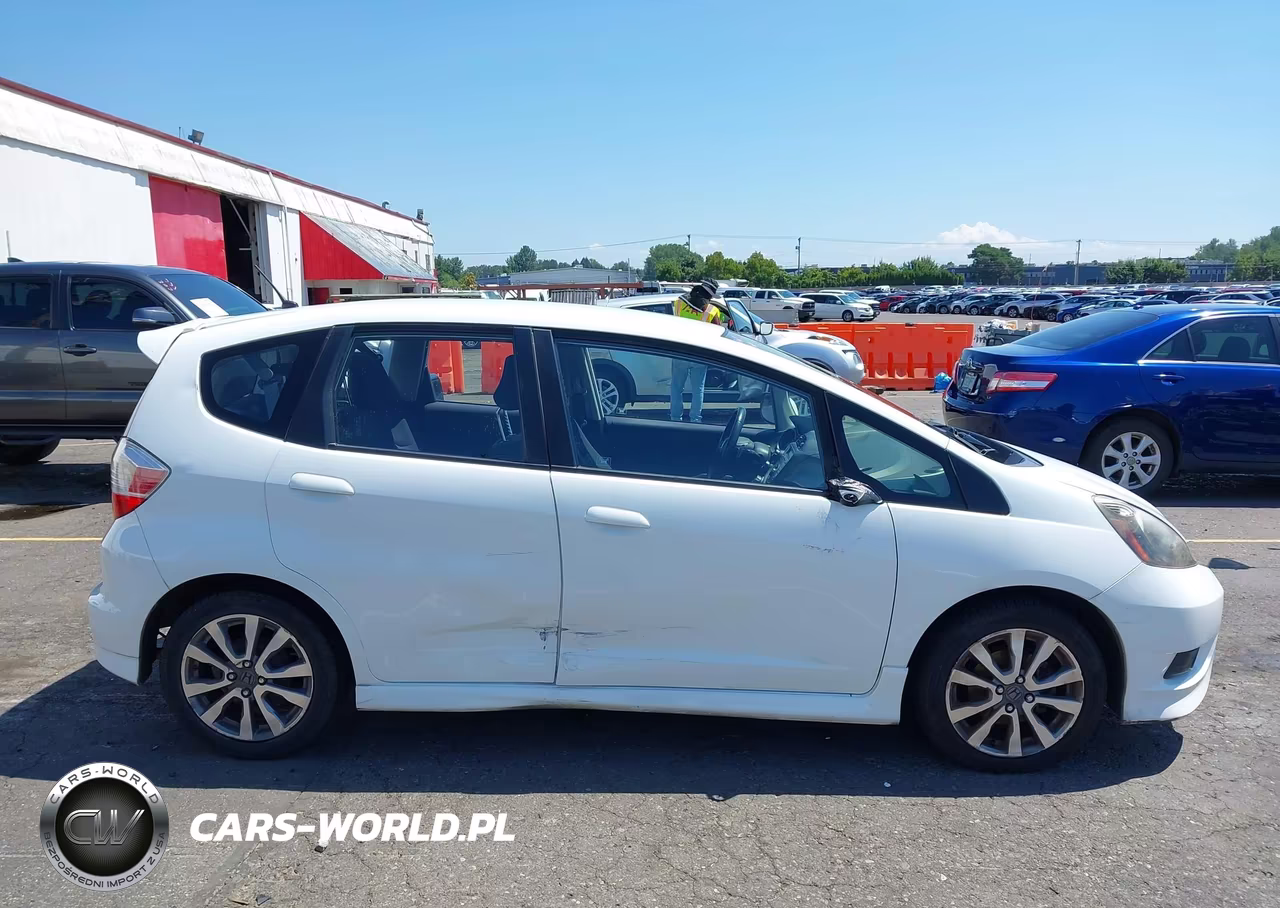 2013 Honda Fit Sport VIN:JHMGE8H59DC074101 - 13