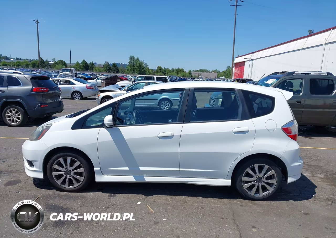 2013 Honda Fit Sport VIN:JHMGE8H59DC074101 - 14