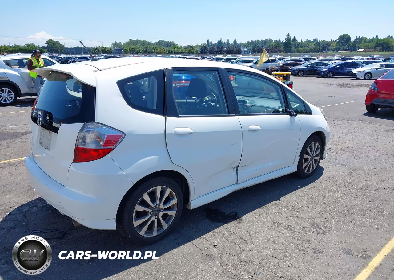 2013 Honda Fit Sport VIN:JHMGE8H59DC074101 - 4