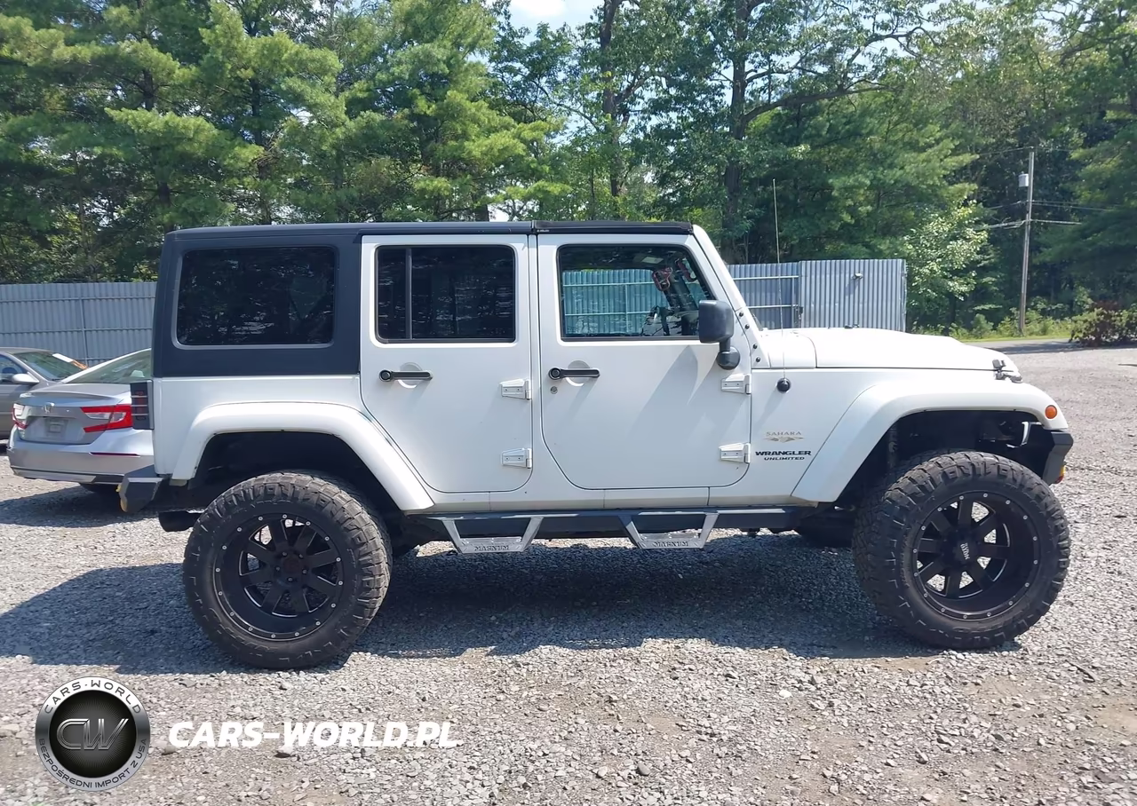 2015 Jeep Wrangler Unlimited Sahara VIN:1C4BJWEG9FL604166 - 13