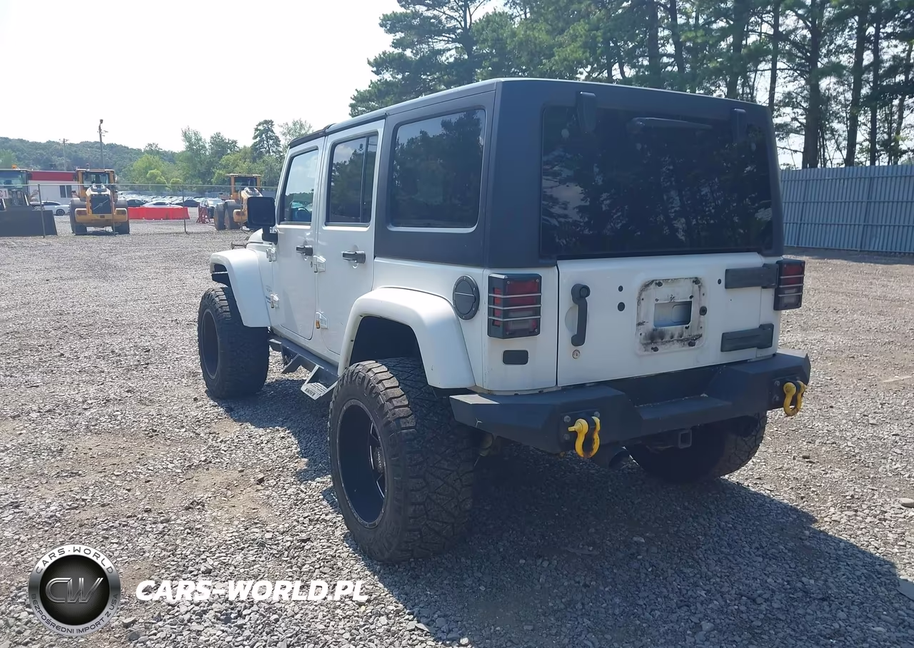 2015 Jeep Wrangler Unlimited Sahara VIN:1C4BJWEG9FL604166 - 3